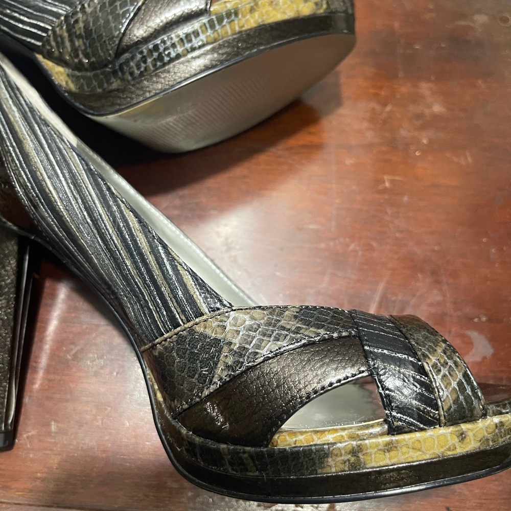Carlos Santana Black and Brown High Heeled Pumps with Woven Texture